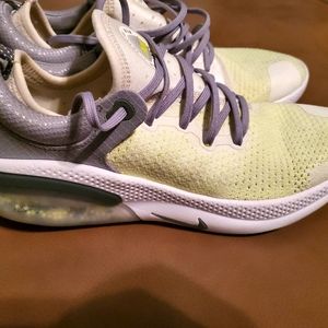 NIKE Womens Joyride Running Shoe